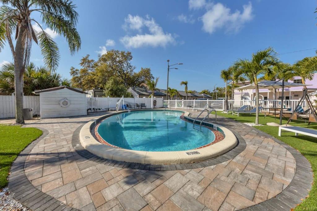 Located By The Beach 1 Bedroom With Parking And Pool Clearwater Exterior photo